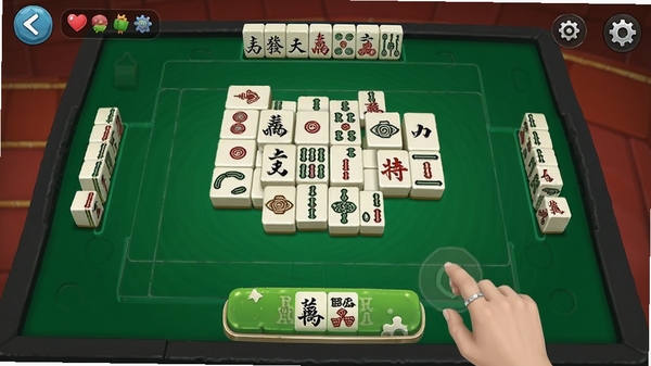 转转麻将随便玩移动端操作界面，展示出牌按钮与牌桌布局，适合新手参考