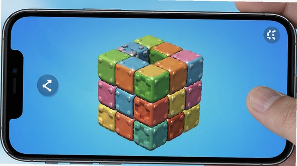 WalleCube游戏主界面展示,色彩鲜艳的方块堆叠在屏幕中央,背景是简洁的渐变蓝色,手机握持视角,高清画质,休闲游戏风格