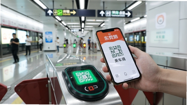 东莞地铁App乘车码使用场景，用户手持手机在地铁闸机前扫码进站，背景为东莞地铁站内部，明亮现代风格，突出便捷出行主题